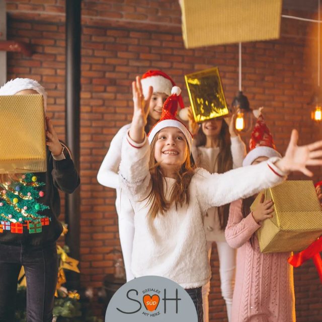 Wir wünschen Euch ein besinnliches und glückliches Weihnachtsfest und möchten  uns auf diesem Wege für das zurückliegende Jahr bei unseren #SMHSüd Schulbegleiter*innen herzlich bedanken. ✨️🎄✨️
Auf viele weitere erfolgreiche Jahre!

#nocheinmalschlafen #SMHSÜD #froheweihnachten 
#Schulbegleitung