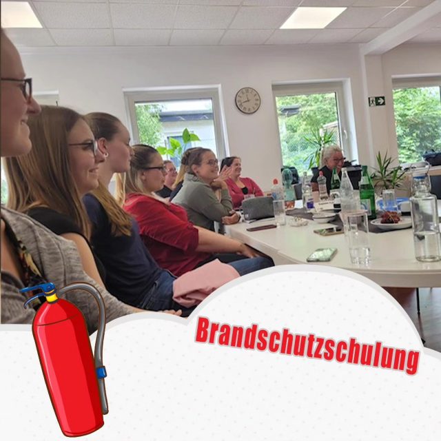 Vergangenen Freitag stand beim Team von SMH Süd die #BRANDSCHUTZSCHULUNG auf dem Programm. 
Nachdem wir in einem theoretischen Teil unsere Branschutzkenntnisse aufrischen konnten, durften wir am Ende unser  Können mit einer praktischen Übung unter Beweis stellen und das ein oder andere Feuer löschen. 🔥 🧯👨‍🚒👩‍🚒

Ob wir Spaß hatten??🤭😁

#SozialesmitHerzSüd #brandschutz #Schulbegleitung #feuerundflamme #mitfeuerumgehenkönnenwir.